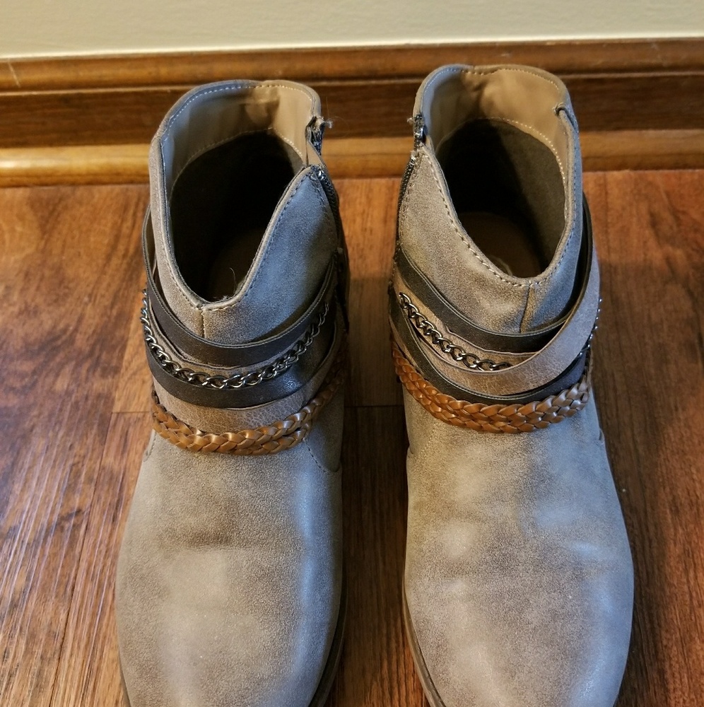 SO Gray Ankle Boots with Cushioned Collar and Laces